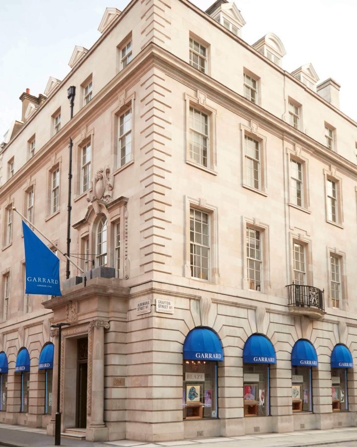 Garrard's flagship boutique in London's Mayfair turned Royal Blue for Queen Elizabeth II's Platinum Jubilee.