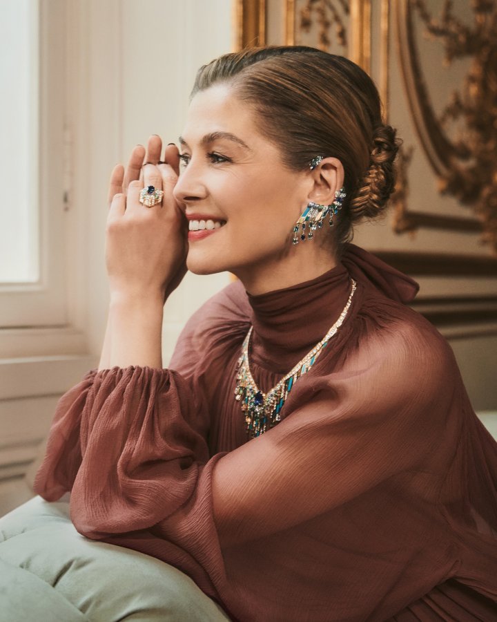 English actress Rosamund Pike wears the Gold Reflections High Jewellery Set. ©Piaget 