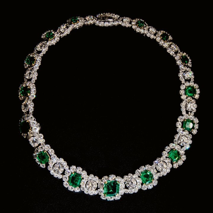 Transformable necklace in platinum, yellow gold, white gold, emeralds and diamonds. 1965. Van Cleef & Arpels Collection.. ©Buonomo & Cometti