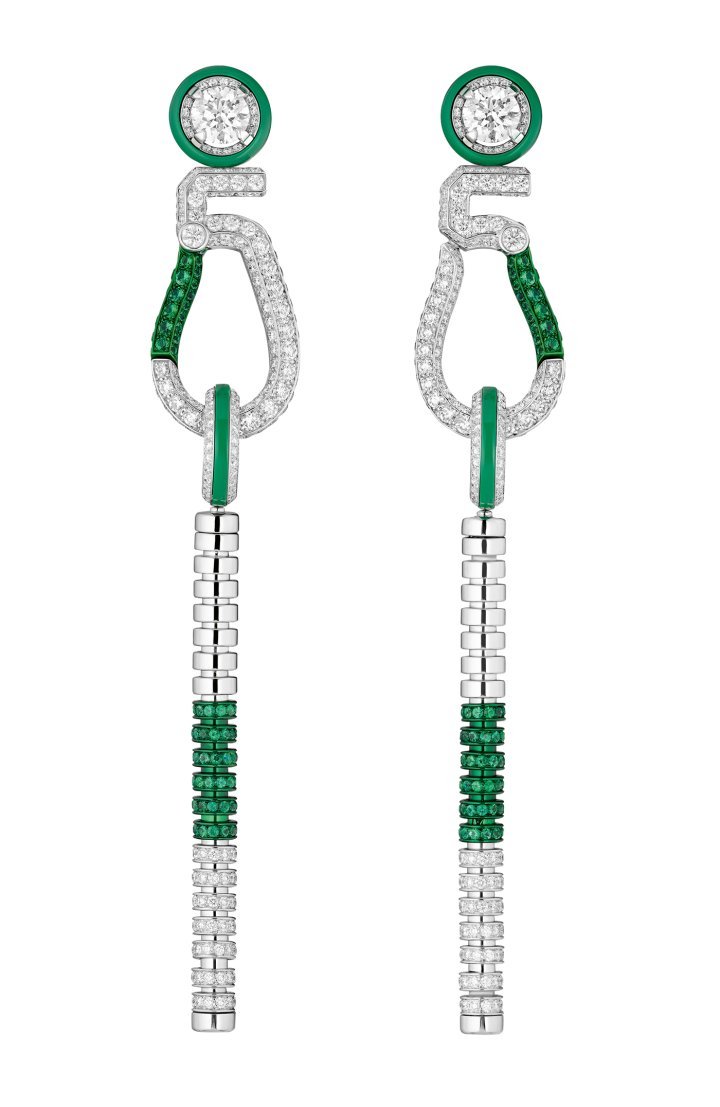 Sporty 5 Green earrings in white gold, diamonds, emeralds, green lacquer and green aluminium with a 1.05-carat brilliant-cut diamond and a 1.06-carat brilliant-cut diamond. Haute Joaillerie Sport collection. ©Chanel