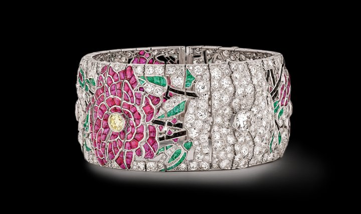 “Entwined flowers, red and white roses” bracelet in platinum, emeralds, rubies, onyx, yellow diamonds and diamonds. 1924. Van Cleef & Arpels Collection.