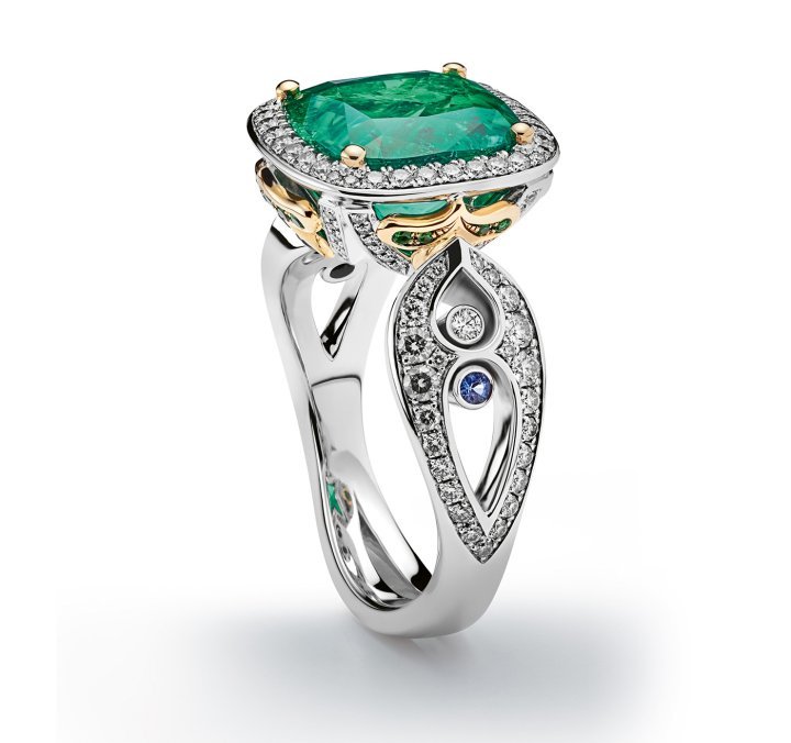 Ring with a Muzo emerald (4.418 cts), tsavorites and brilliants. ©Beyer 