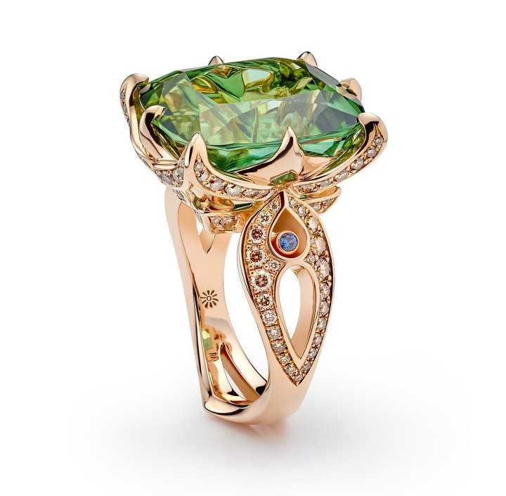 Ring with a green tourmaline (18.76 cts) and 118 brilliant-cut champagne diamonds.. ©Beyer