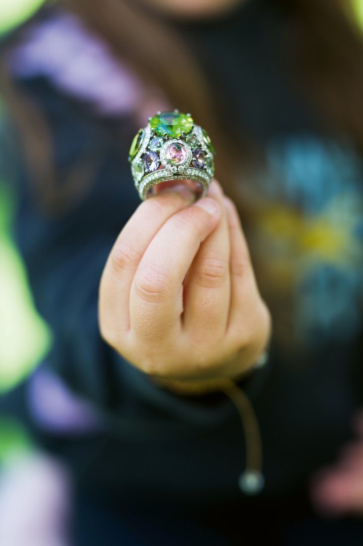 Hope ring in white gold, diamonds, amethysts, prasiolites, peridots and colour-changing glass cabochons. ©Mélanie Garofalo