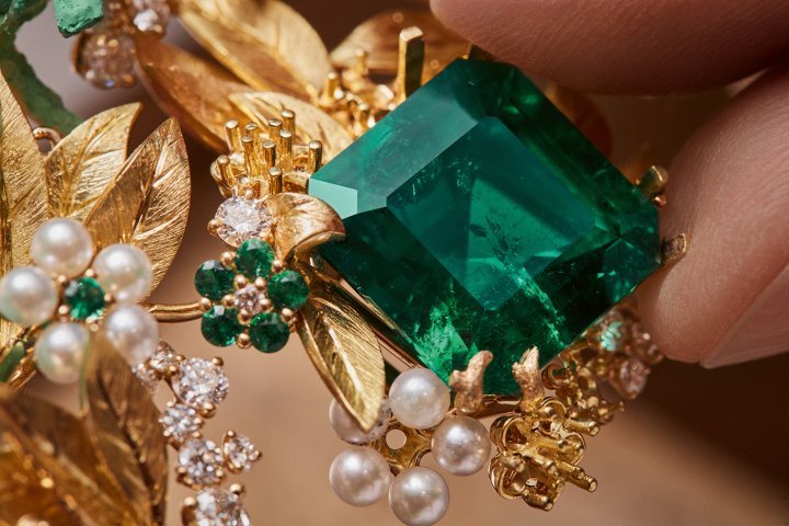 The Forêt Enchantée necklace is beautiful both front and back. The centrestone is a 16.16-carat Colombian emerald. Gouache, gem-setting, engraving and polishing, almost every step in creating the necklace were carried out at Dior's High Jewellery workshop. ©Dior