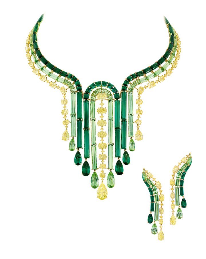 The Verdant Waves necklace references the Ganesh Gate, dedicated to spring, at City Palace, Jaipur (below). ©Boghossian