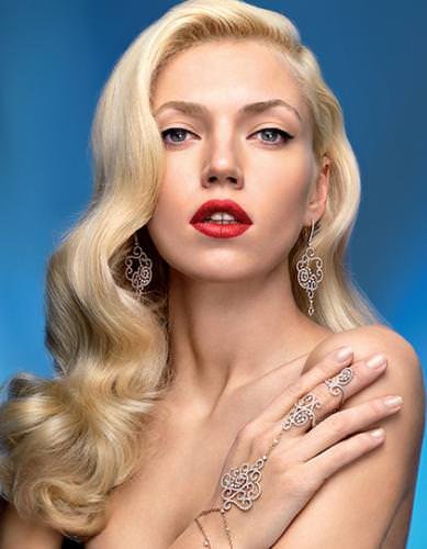 Bracelet-ring 18 kt rose gold and white diamonds. Earrings 18 kt rose gold and white diamonds. Daphne collection.