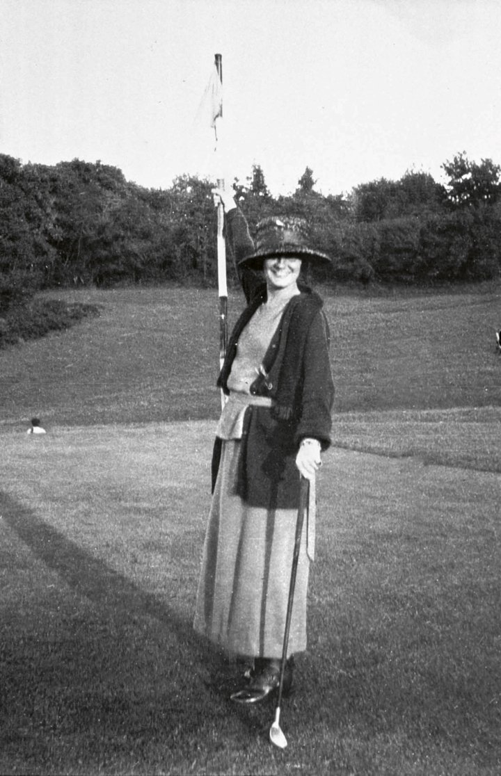 Gabrielle Chanel playing golf near Saint-Jean-de-Luz, circa 1917. ©Photo by Apic/Getty Images