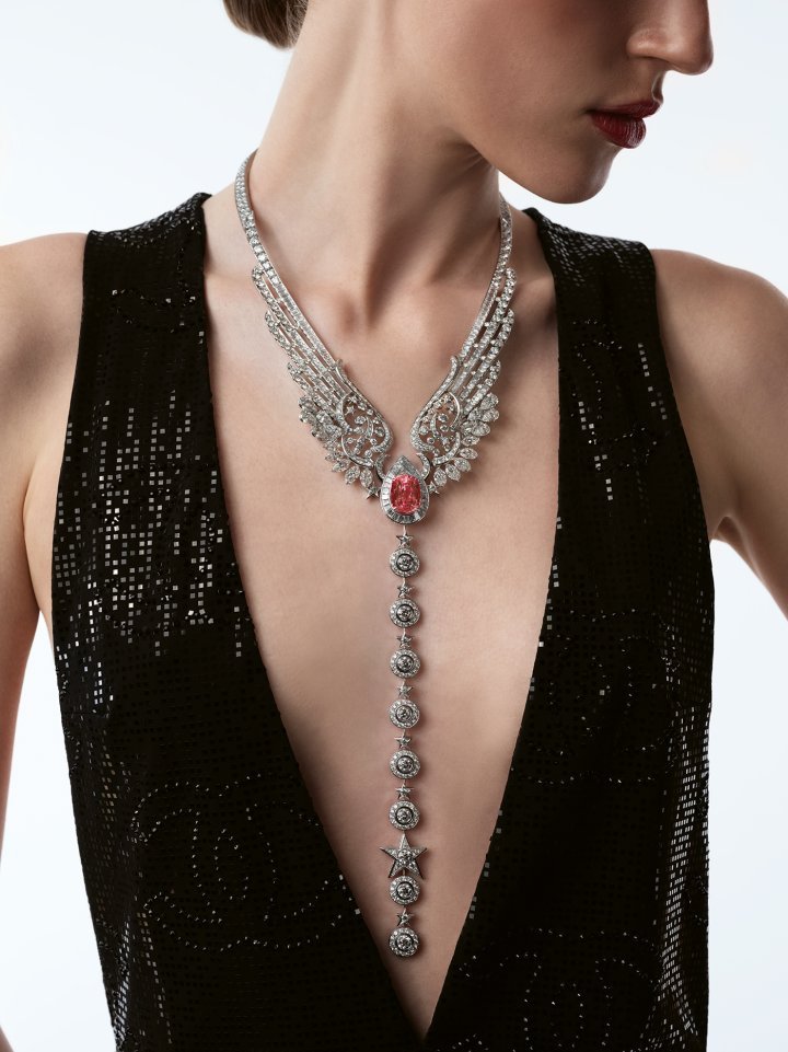 Wings of Chanel necklace in white gold, platinum, natural polished diamonds and a 19.55-carat cushion-cut Padparadscha sapphire. The pendant can be removed and worn as a bracelet, transforming the necklace into a shorter version.