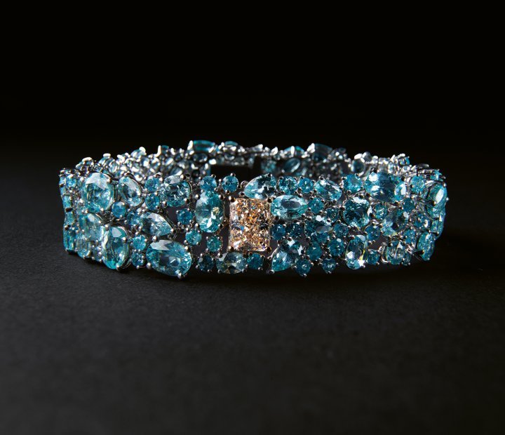 Fantasy Cut Elementi Acqua bracelet – white and pink gold; a pink-brown radiant-cut fancy diamond weighing 2.06 carats; brilliant-cut and fancy-cut Paraiba tourmalines weighing a total of 33.58 carats. ©Damiani