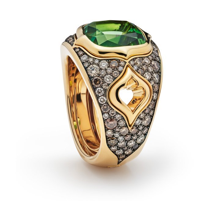 Ring with a green tourmaline (5.12 cts) and 144 brilliant-cut champagne diamonds. ©Beyer