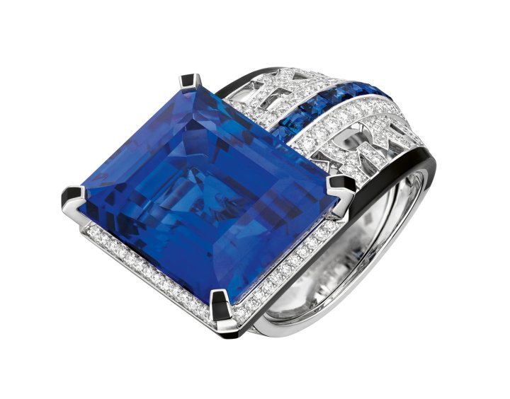 Chanel Print ring in white gold, diamonds, sapphires and black lacquer. Rectangular-cut sapphire (35.1 cts). Haute Joaillerie Sport collection. ©Chanel