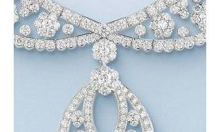 Van Cleef & Arpels enrich the Snowflake collection 