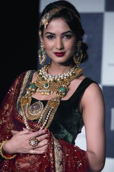 Sonal Chauhan walking the runway wearing jewellery evoking a blend of vintage Indian contemporary styles and the romanticism of the royal Victorian era by Dipti-Amisha.