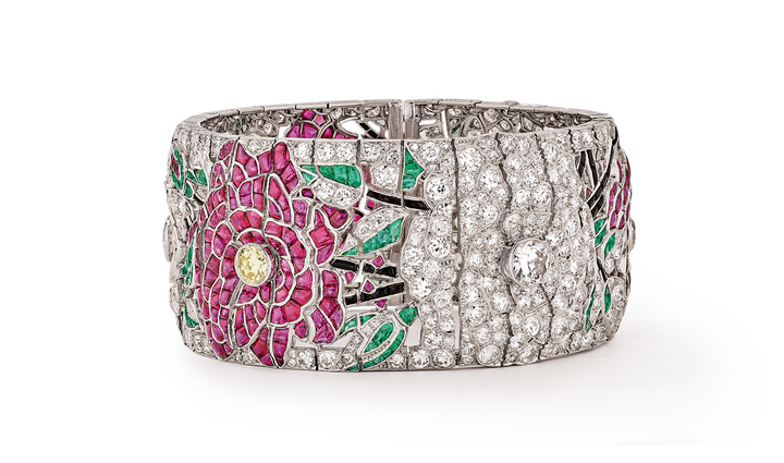 “Entwined flowers, red and white roses” bracelet in platinum, emeralds, rubies, onyx, yellow diamonds and diamonds. 1924. Van Cleef & Arpels Collection.