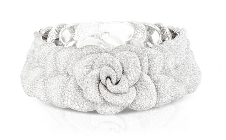 The roses in the Rosina collection form a mandala. The exteriors are paved with diamonds while inside, rubies and sapphires form a heart.