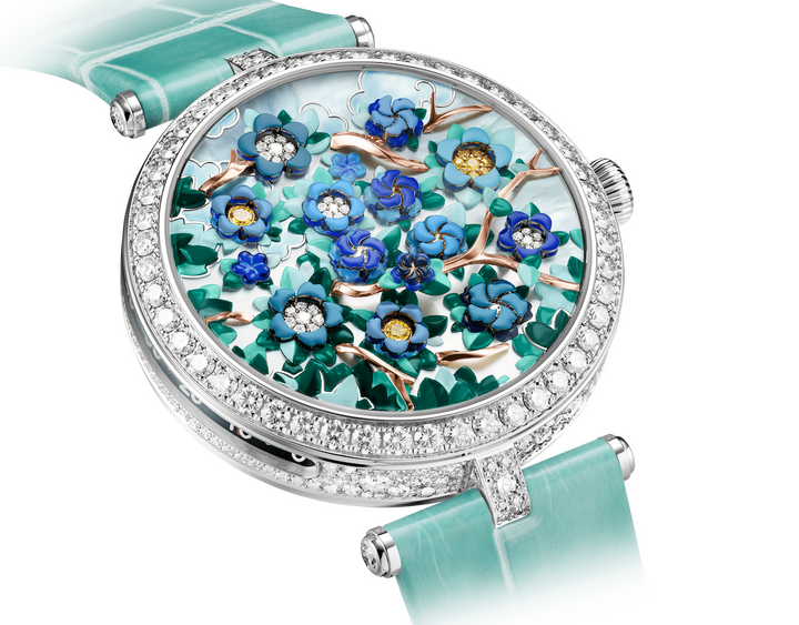 The three-dimensional dial of the Lady Arpels Heures Florales offers a poetic rendition of the passage of time, thanks to the opening and closing of 12 corollas. Telling the time becomes a spectacle, as the flowers blossom and close, renewing the dial's scenery every 60 minutes.