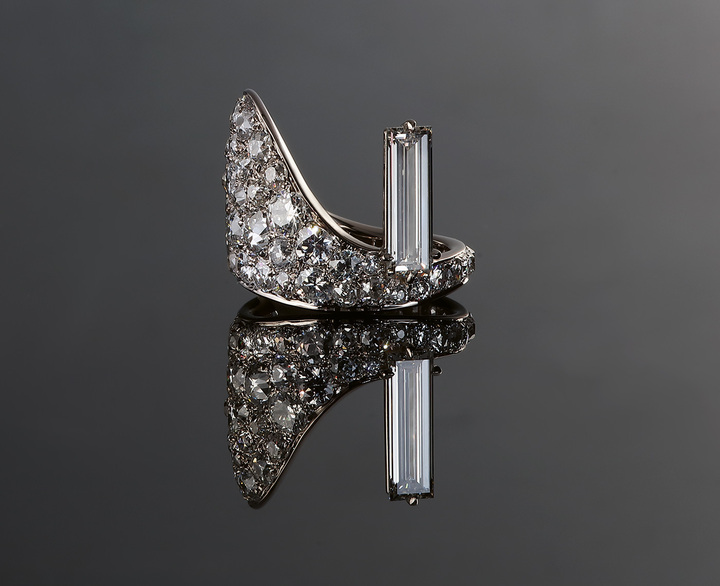 White gold ring, pavé of Old European cuts and a single rectangular step-cut diamond (1.56 cts, H-VVS2).
