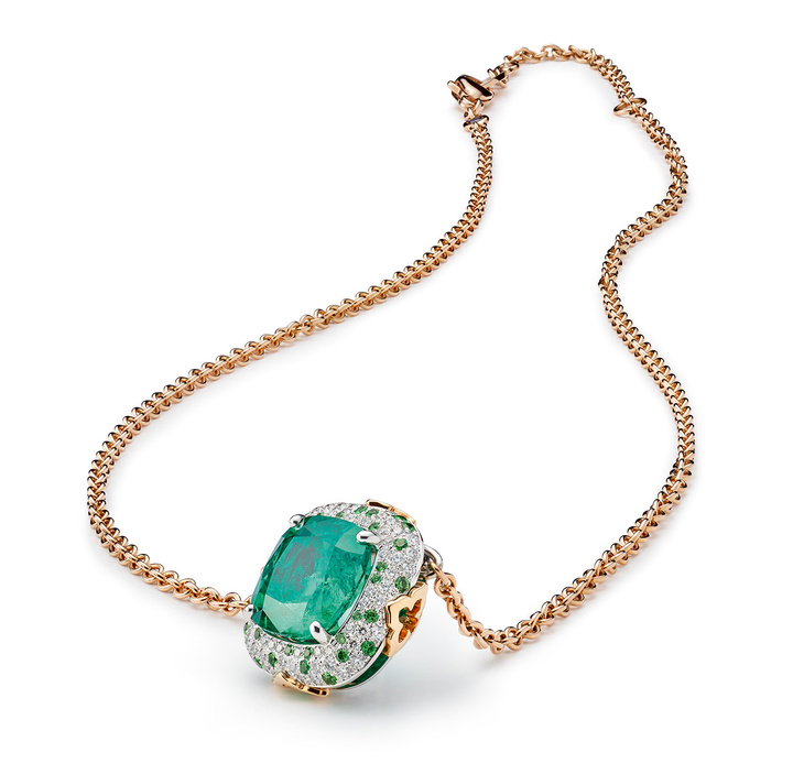 Necklace with a Muzo emerald (4.08 cts), tsavorites and brilliants. ©Beyer