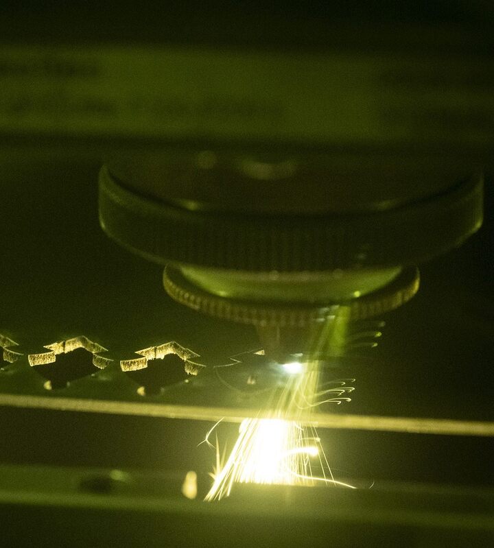 At the heart of its approach, Akillis incorporates precision technologies borrowed from Haute Horlogerie and aeronautics. The use of laser cutting, digital milling and advanced surface treatments enables the creation of extremely sophisticated designs.