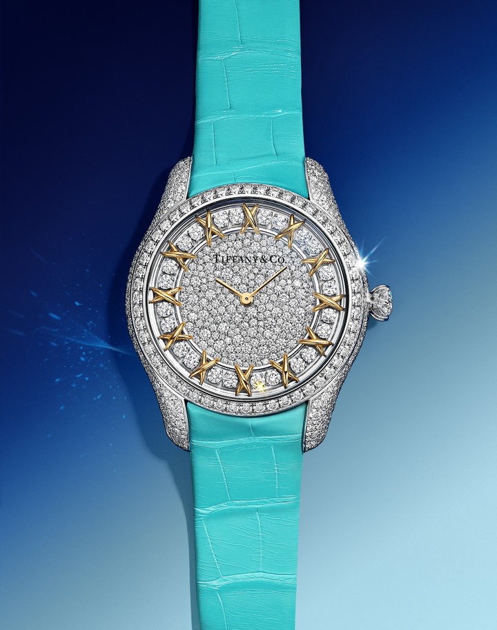 The Jean Schlumberger by Tiffany Twenty Four Stone watch drew its inspiration from the Sixteen Stone jewellery collection. As in the jewellery version, the dial of the watch has an outer ring decorated by an 18-carat yellow gold cross-stitch motif. 18-carat white gold case, 707 diamonds totalling more than 6.5 carats.