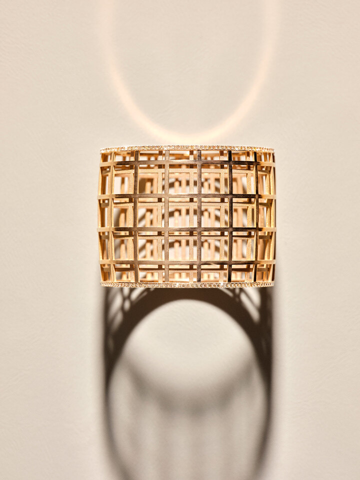 “Grid” bracelet in satin and polished 18k rose gold with brown diamonds.